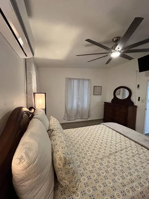 Casita 8 Minutes From Crashboat Beach アグアディヤ アパート